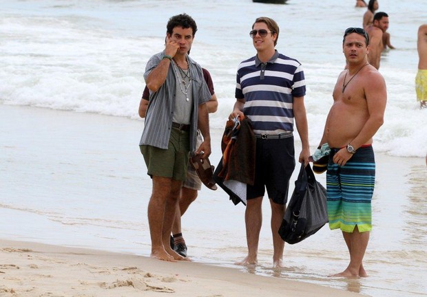 Fábio Porchat e Dalton Mello gravam filme em praia  (Foto: Andre Freitas  / Agnews)