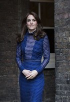 Kate Middleton usa vestido de estilista indiano em evento com William