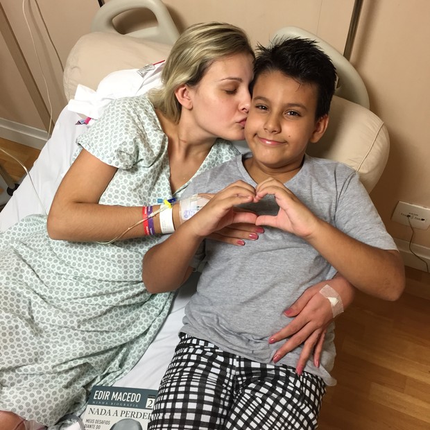 Andressa Urach e o filho, Arthur, em hospital em São Paulo (Foto: CO Assessoria/ Divulgação)