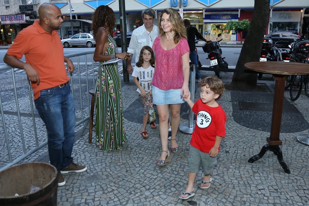 Cláudia Abreu com os filhos (Foto: Roberto Filho/Brazil News)