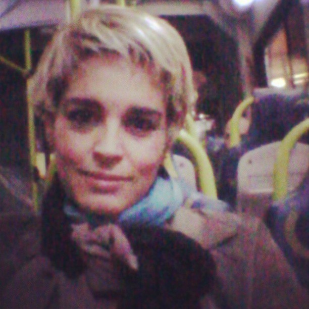 Suzy Rego andando de ônibus (Foto: Instagram / Reprodução)