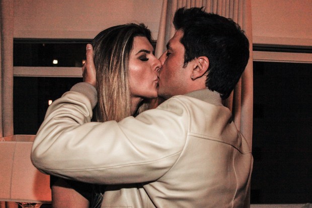 Mirella Santos e Ceará se beijam em festa em São Paulo (Foto: Manuela Scarpa e Marcos Ribas/Foto Rio News)