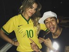 Lorena Improta exibe autógrafo de Neymar em jogo da seleção
