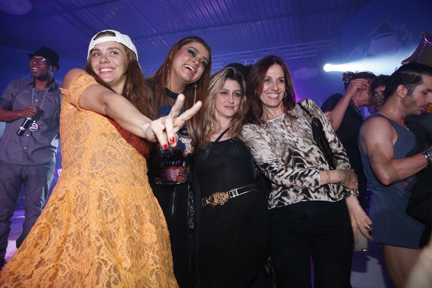 Carolina Dieckmann, Preta Gil, Amora Mautner e Flora Gil em festa no Rio (Foto: Felipe Panfili/ Ag. News)