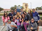 Anitta posa com a família e amigos no Universal Studios 