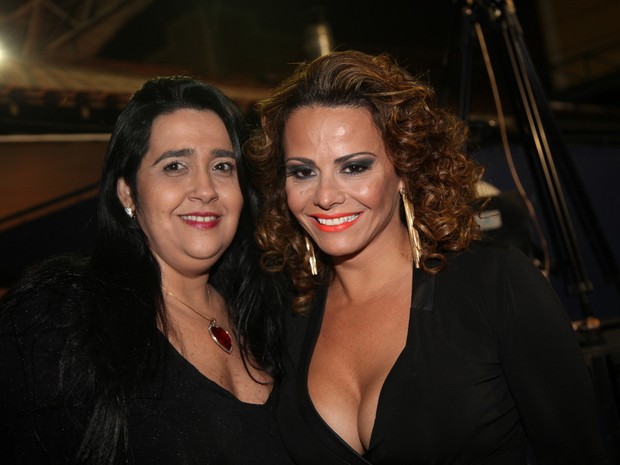 Viviane Araújo com Regina Celi, presidente do Salgueiro, em evento no Rio (Foto: Claudio Andrade/ Foto Rio News)