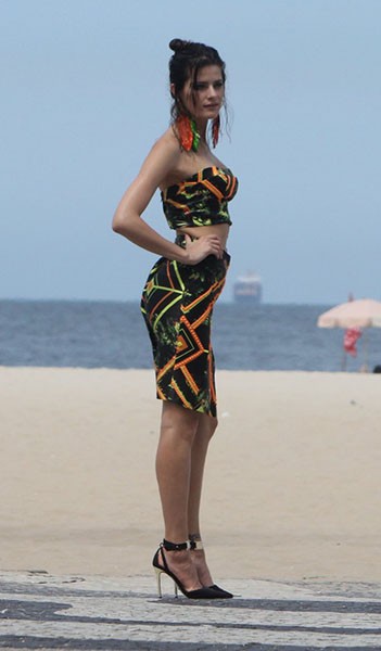Isabeli Fontana na praia do Leme (Foto: Delson Silva / AgNews)