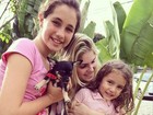 Bárbara Evans posa em família com cãozinho
