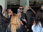 Cauã Reymond é cercado por fãs em aeroporto de São Paulo