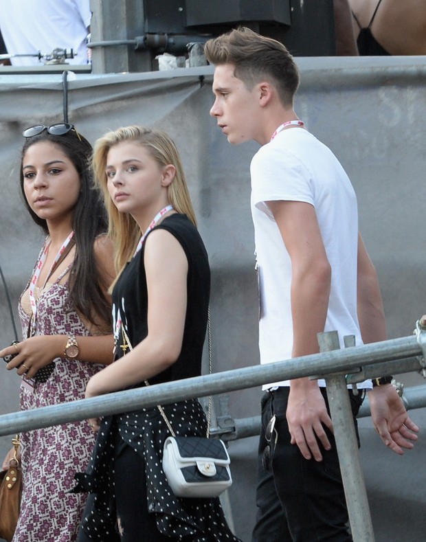 Brooklyn Beckham e a atriz Chloe Grace Moretz em festival de música em Los Angeles, nos Estados Unidos (Foto: Jeff Kravitz/ Getty Images)