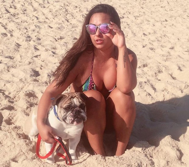Andressa Soares, a Mulher Melancia, com cão de estimação na praia (Foto: Reprodução/Instagram)