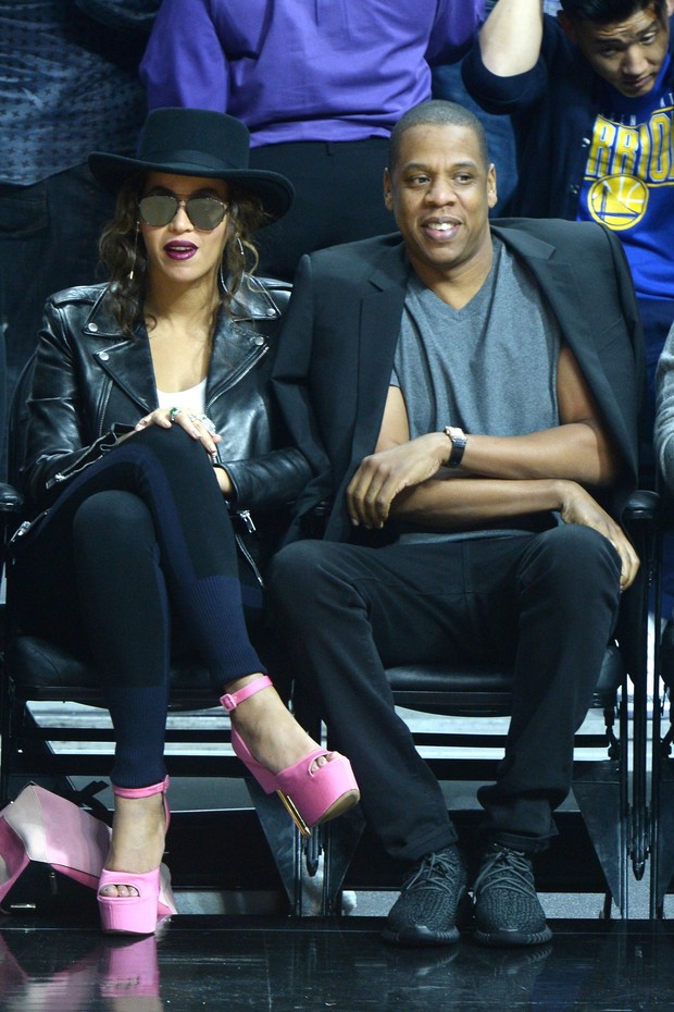  Beyonce e Jay Z tiram onda na  primeira fila do jogo de basquete dos Lakers, em Los Angeles (Foto: AKM)