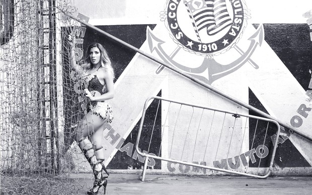 Tati Minerato, rainha da bateria da Gaviões, posa para ensaio de carnaval. (Foto: Iwi Onodera / EGO)