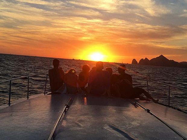 Nina Dobrev curte passeio de barco com amigas (Foto: Instagram/ Reprodução)