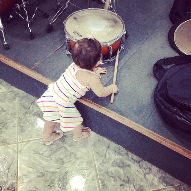 Filha da Perlla tocando bateria (Foto: Instagram / Reprodução)