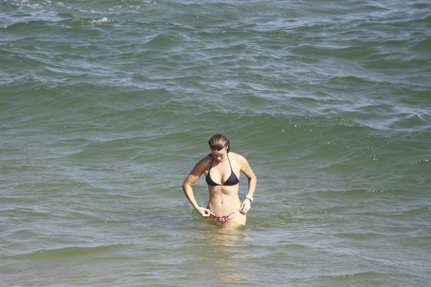 Christine Fernandes na praia da Barra (Foto: Dilson Silva / AgNews)