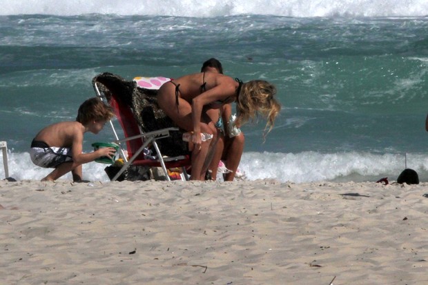 Danielle Winits com os filhos na praia (Foto: Marcos Ferreira / Foto Rio News)