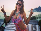 Alessandra Ambrósio posa na beira da piscina: 'Olá, sexta-feira!'