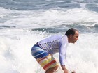 Humberto Martins aproveita tarde de sol para surfar e fugir do calor