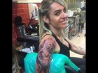 Cacá Werneck tatua Monique Evans no braço: ‘Maior prova de amor’