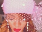 Rihanna aparece maquiada e com chapéu de festa