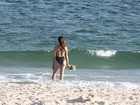 Christiane Torloni comemora aniversário jogando flores no mar