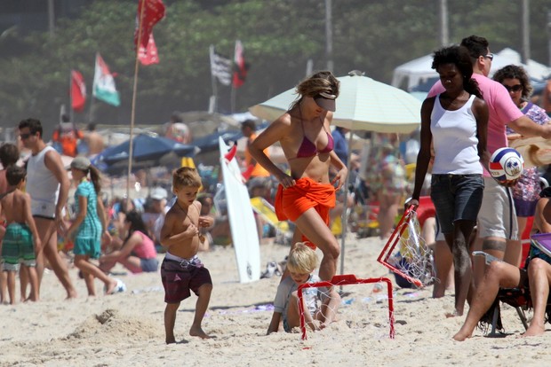 Fernanda Lima com os filhos na praia (Foto: Wallace Barbosa / AgNews)