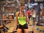 Andréa de Andrade impressiona com cintura fininha em selfie
