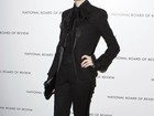 Toda de preto, Anne Hathaway desfila em tapete vermelho de premiação