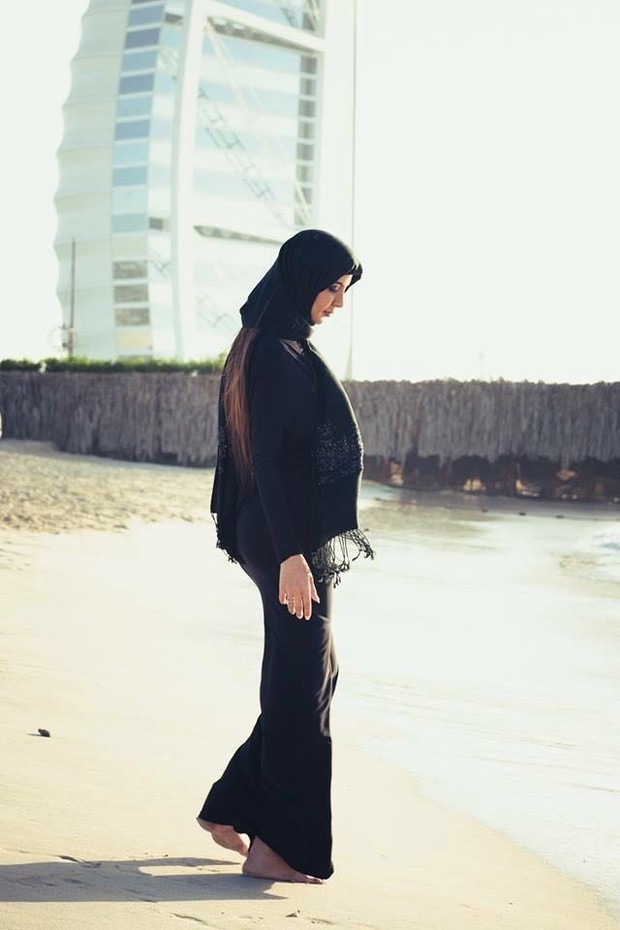 Jennifer Pamplona posa de burca em Dubai (Foto: Tonnie Richard Wong/ Divulgação)
