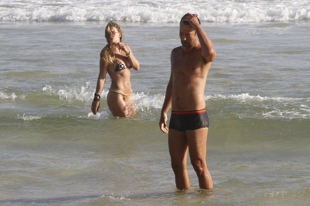 Lívia Lemos na praia (Foto: Marcos Ferreira e Johnson Parraguez / Foto Rio News)