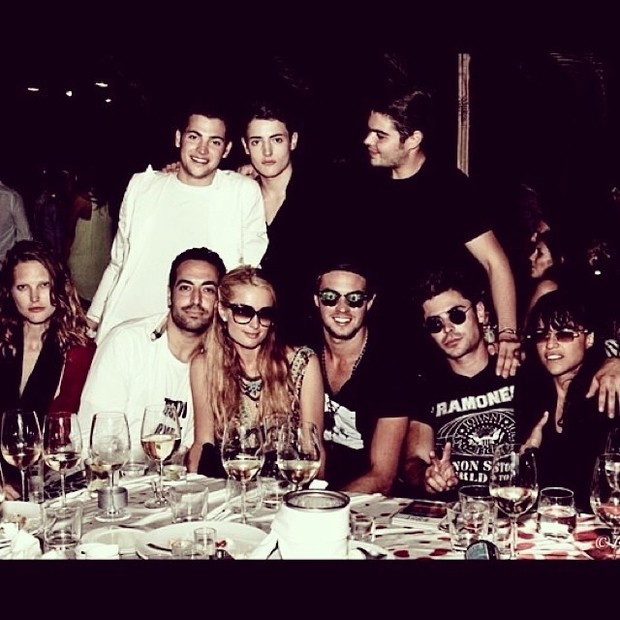 Paris Hilton e Alvarinho Garnero com amigos (Foto: Reprodução/ Instagram)