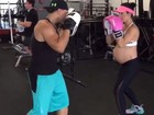 Sem moleza! Bella Falconi faz aula de boxe aos oito meses de gravidez