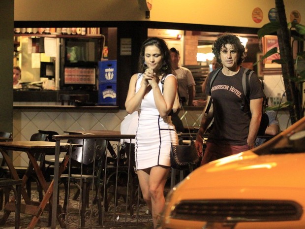 Eriberto Leão com morena em bar na Zona Sul do Rio (Foto: Delson Silva/ Ag. News)