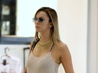 Capa da 'Playboy' embarca usando blusa transparente em aeroporto