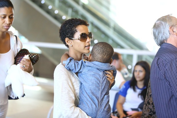 Tais Araujo com o filho no Rio (Foto: Marcello Sá Barretto/AgNews)