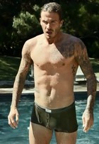 David Beckham aparece molhado e de cueca em comercial para H&M