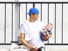 Com Fergie viajando, Josh Duhamel se vira para passear com o filho