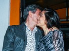 Sérgio Groisman paparica a mulher grávida em festa de Marco Luque