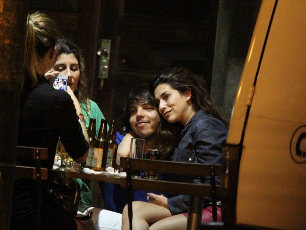 Fernanda Paes Leme com amigos em bar na Zona Sul do Rio (Foto: Delson Silva/ Ag. News)