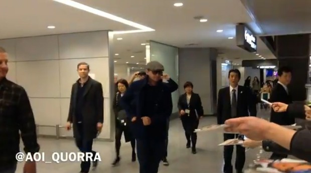 Leonardo DiCaprio no aeroporto de Toquio (Foto: Video/Reprodução)