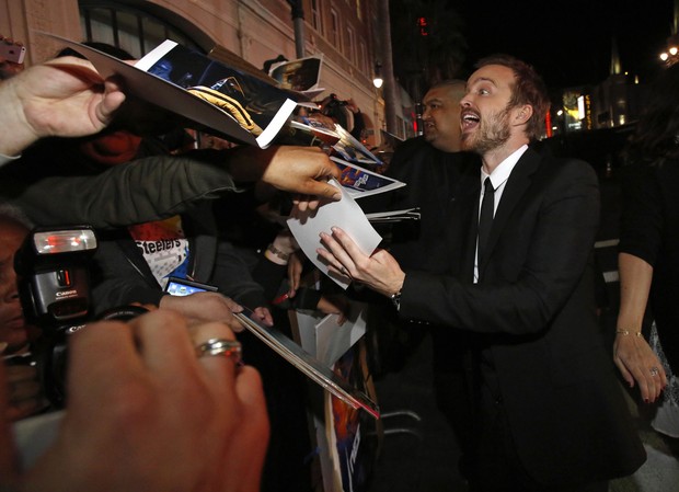 Aaron Paul assina autógrafos para fãs (Foto: Reuters)