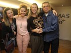 Grávida de gêmeos, Luana Piovani vai ao teatro na Zona Sul do Rio