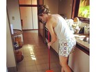 Luana Piovani varre a casa de pijama em domingo 'gente como a gente'