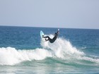 Rômulo Neto e Mario Frias mostram habilidade no surfe
