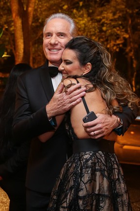 Roberto Justus abraça Andrea Guimarães (Foto: Manuela Scarpa/Brazil News)