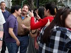 Atores de 'Se beber não case 3' tiram foto com fãs na saída de hotel no Rio
