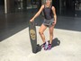 Monique Alfradique faz aula de skate para compor novo personagem