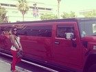 Filha de Romário posa ao lado de limousine e brinca: 'Dando um rolé'