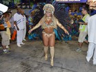 Mulher Filé exibe barriga estranha em carnaval do Rio